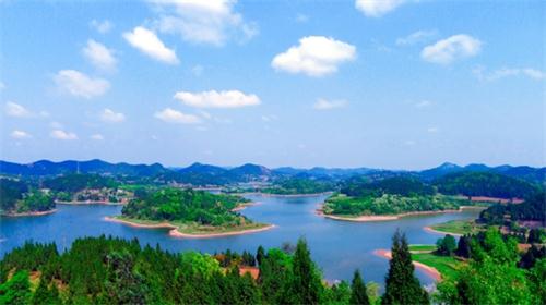 赤城湖 湖首东岸滨临县城,.