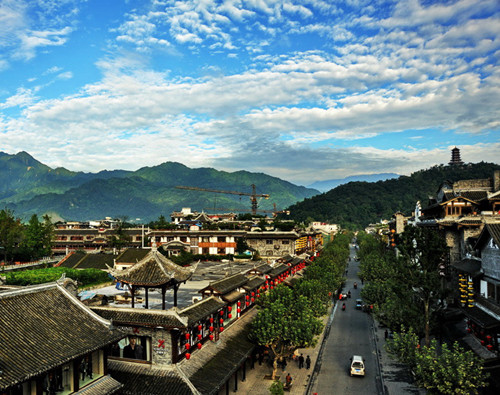 灌县古城     "灌县古城"位于都江堰市城.