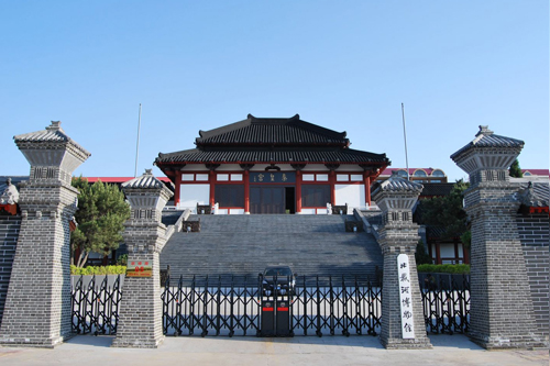 北戴河博物馆北戴河博物馆是由原秦皇宫改建而来,位于北.