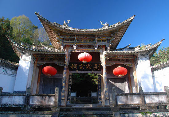 刘氏宗祠建于清咸丰五年,建筑临溪伴水,布局错落有.