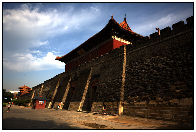 正阳门出岱庙坊,迎面看到的高大宽阔的"正阳门".