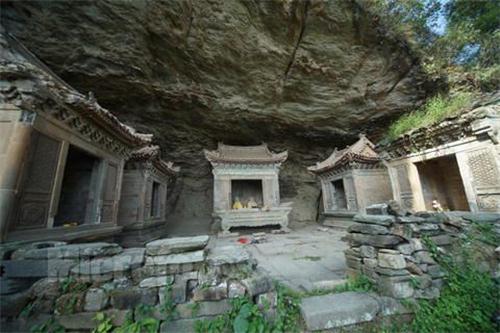 隐仙岩隐仙岩位于竹关之上,五龙宫之北,是武当山.