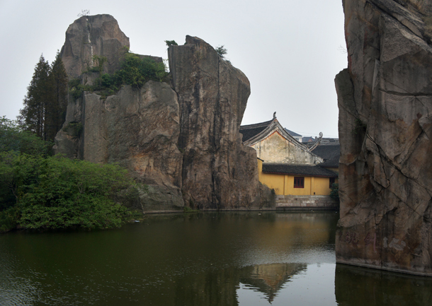 羊山石佛风景区位于浙江省绍兴县齐贤镇,是绍兴颇具特色的风景区.