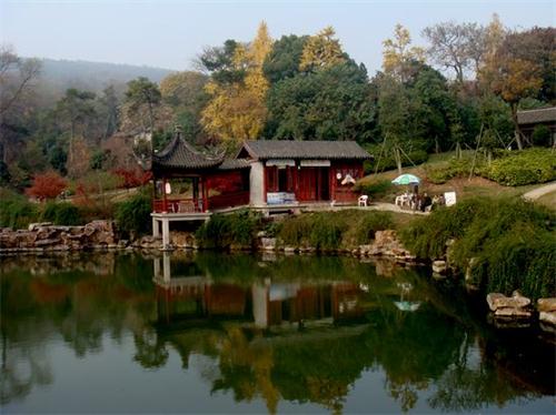 拂水晴岩拂水晴岩又称拂水岩,地处藏海寺前.有呈丁.